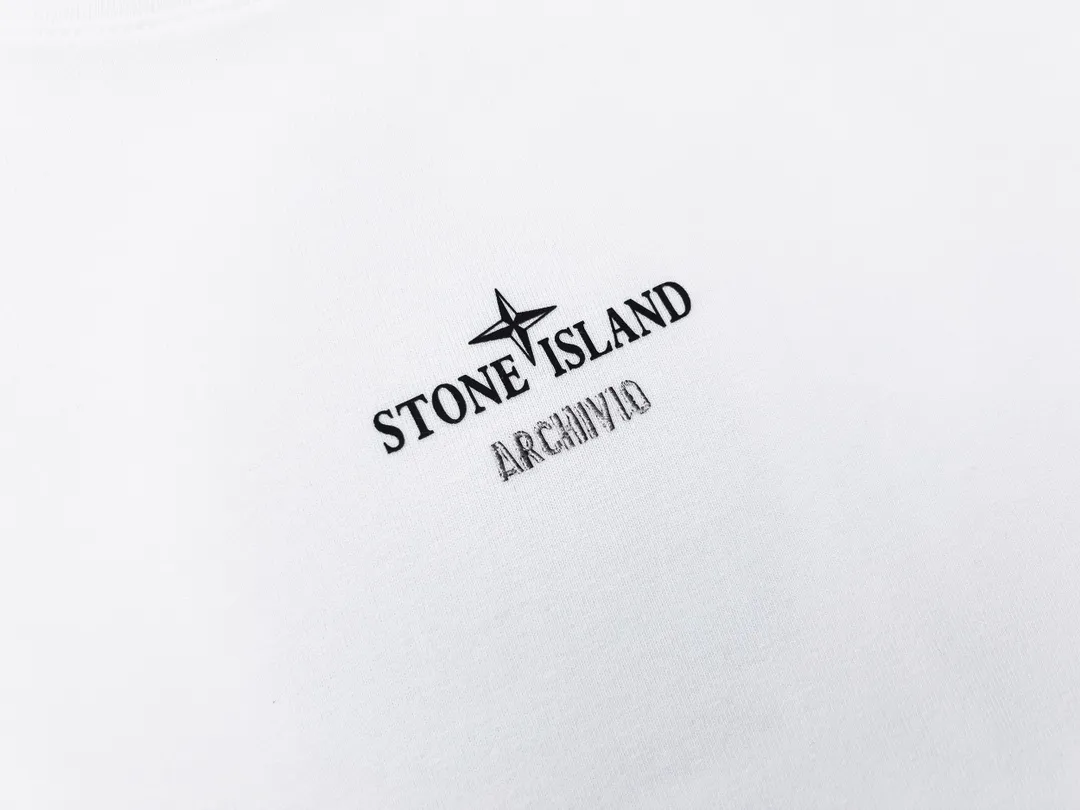 W619#P110💰 [Stone lsland/Stone Island summer new short-sleeved T-shirt with cotton pattern print on the back] ⚠️[Original creation with high control of details] - Made of 260 grams of combed cotton, 32 count double yarn, soft and comfortable to the touch, sweat-absorbent and breathable. - Simple, basic and versatile style, original quality, the first choice for couples. - Made in a large factory, four needles and five threads on the shoulder, neatly arranged, high quality workmanship. - Same style for men and women. Very versatile, one piece for everyone, details are clearly visible. Color: Black White Size: M L
